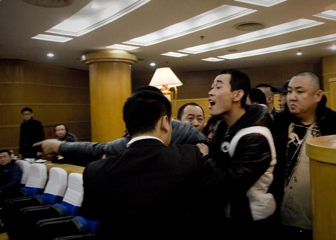 数名男子为争抢宁波海关所拍卖的纸尿裤起冲突(高清组图)