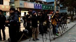 贵阳法院外的记者