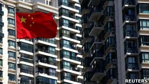 上海某房地產項目前一面中國國旗在飄揚(資料圖片)