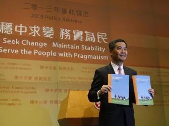 2013年1月16号，在香港的新闻发布会上，香港行政长官梁振英向媒体展示其首份施政报告的副本。