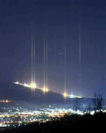 日本北海道出现神奇光柱　如钻石星尘般直冲天际