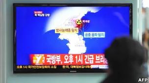 韩国首尔火车站内民众驻足收看电视播报朝鲜怀疑核试验的消息（12/2/2013）