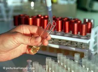 In Reagenzgläsern wird am Robert-Koch-Institut in Wernigerode eine Stammsammlung von Bakterien angelegt(aufg. am4.7.2001). Schwerpunkte der Außenstelle sind Antibiotika-Resistenzforschungund die Erforschung und Systematisierung bakterieller Erkrankungen, bedingt durch Lebensmittel oder Krankenhausaufenthalte. Nach den Milzbrand-Fällen in den USA will die Bundesregierung beim Robert-Koch-Institut Berlin, zuständig für Infektionskrankheiten und nichtübertragbare Krankheiten, eine Informationsstelle zu biologischen Kampfstoffen einrichten. Dies kündigte Regierungssprecher Heye am10.10.2001 an. Die Stelle soll eineÜberblicküber Vorsorge und mögliche Gefährdungen durch Bio-Waffen bieten und die Debatte versachlichen.