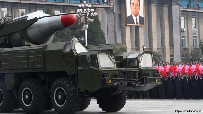 ARCHIV- Milit?rfahrzeuge fahren am10.10.2010 bei einer Milit?rparade in Pj?ngjang.Nordkorea hat nach eigenen Angaben am Dienstag erfolgreich einen neuen unterirdischen Atomtest unternommen. Foto: EPA/MIGUEL TORAN dpa+++(c) dpa- Bildfunk+++