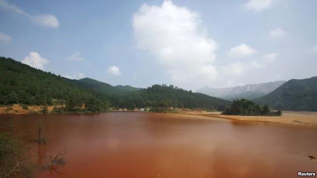 中国广东省北部大宝山附近呈棕红色的受污染湖泊。（2009年资料照）