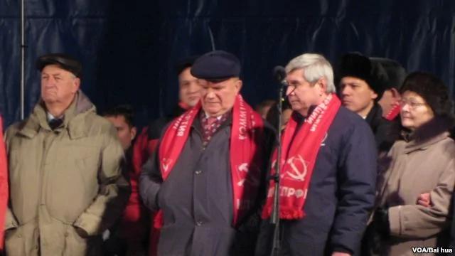 俄共领袖久加诺夫（中）和支持者在2011年莫斯科的十月革命纪念集会上。(美国之音白桦拍摄)