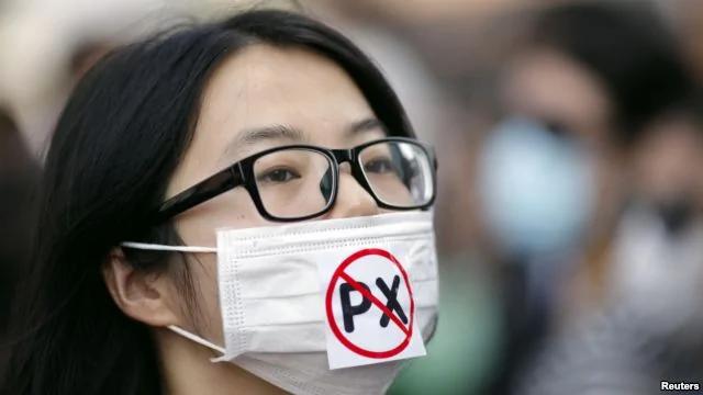 2012年10月27日，一位女士戴着对PX说不的口罩参加示威，示威者反对浙江宁波扩建石化工厂计划。