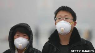 北京天安门广场上游客带着口罩（31/1/2013）