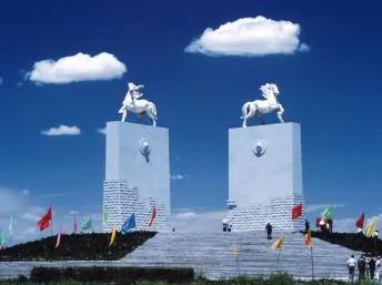 位于内蒙古小城鄂尔多斯的成吉思汗陵
