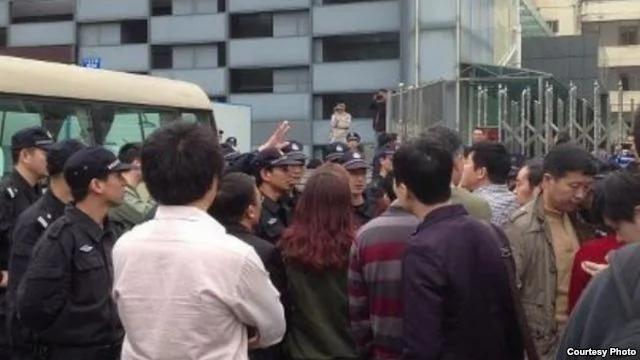 王登朝案二审时维权人士在深圳中级法院外声援(网友公民小彪推特图片)