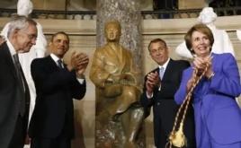 罗莎.帕克斯的铜像揭幕后，奥巴马总统与参议院多数党领袖里德，左1，众议院议长贝纳，右2，及众议院少数党领袖佩洛西一起鼓掌
