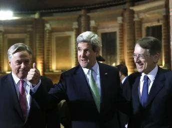 美国务卿克里（中）与意大利外长泰尔齐迪（右）和美国驻意大使索恩2013年2月27日罗马