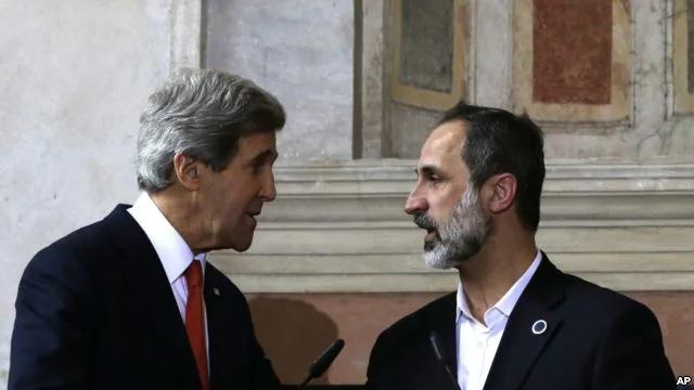 美国国务卿克里2月28日在罗马与叙利亚全国联盟主席哈提卜握手