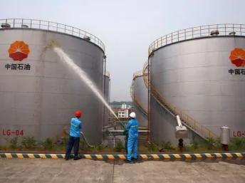 中石油雇员对储油罐喷水降温四川绥靖2010年8月13日。