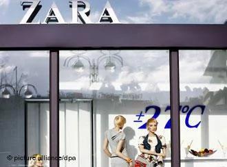  Lampen spiegeln sich im Schaufenster einer Boutique von Zara in Frankfurt am Main am11.02.2007. Das spanische Modeunternehmen Zara ist mit seinen Filialen weltweit nach GAP und H&M mittlerweile die drittgr??te Fashion-Kette der Welt. Foto: Wolfram Steinberg+++(c) dpa- Report+++