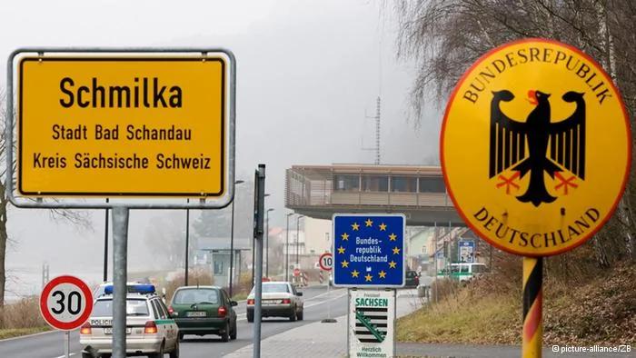 Ein Schild mit der Aufschrift Bundesrepublik Deutschland am Grenzuebergang Schmilka- Hrensko, aufgenommen am20.12.2007. Ab dem morgigen Freitag00.01 Uhr entfallen auch an diesem deutsch- tschechischen Grenzuebergang die Passkontrollen. Der sogenannte Schengen- Raum wird von derzeit15 europaeischen Staaten um neun Mitgliedslaender erweitert: Tschechien, Polen, Slowakei, Slowenien, Ungarn, Estland, Lettland, Littauen und Malta. An den Land- und Seegrenzen werden zu diesem Zeitpunkt die Passkontrollen abgeschafft. Foto: Jürgen Loesel+++(c) dpa- Report+++
