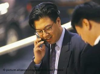 Stehen, Gesch?ftsmann, Gesch?ft Person, Kommunikation, Tag, Farbe, Unterhalten, Leute, Stra?e, im Freien, Taille oben, Tiger Economy, kurzes Haar, Gespr?ch, Unterhaltung, Stadtposition, zwei Leute, ImpactPhotos1, Chinesisch, Schauspiele, Stadtleben, Asien, Hong-Kong, Mann, photograph, mittlerer Erwachsener, Fotographie, Auswirkung, vertikal, using mobile phone, Gesch?ft, China, Gl?ser, M?nner, Kerl, Symbolbild China Gesch?ftsman Business Investitionen Deutschland, drahtlose Kommunikation