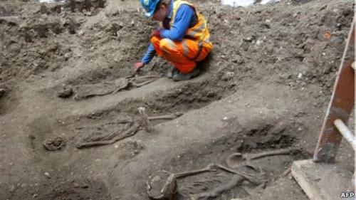 修高铁伦敦工程队遭遇黑死病集体墓穴