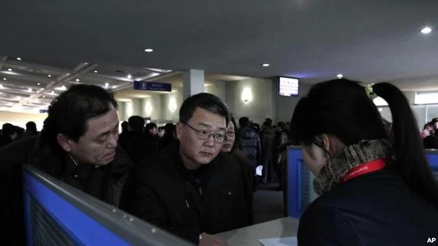 外国人在平壤机场与销售员谈购买手机事宜。（资料照片）