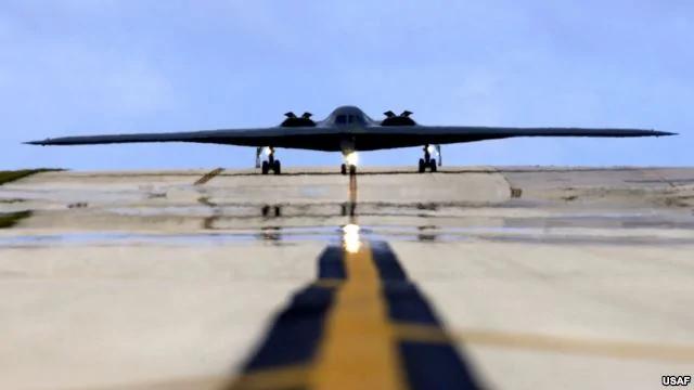 一架从密苏里州的惠特曼空军基地起飞的B-2隐形轰炸机在关岛的安德森空军基地降落。（2005年4月25日）