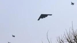 一架美国空军B-2隐形轰炸机从韩国首都首尔以南的平泽乌山美国空军基地附近上空飞过。（2013年3月28日）