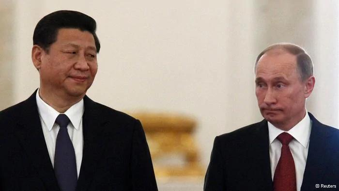 Chinese President Xi Jinping(L) looks at his Russian counterpart Vladimir Putin during their meeting at the Kremlin in Moscow March22,2013. REUTERS/Sergei Karpukhin(RUSSIA- Tags: POLITICS)