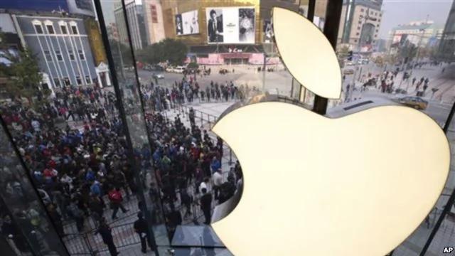 2012年10月，北京王府井新的苹果商店开张，人们在门外排队
