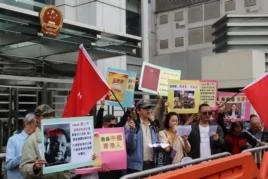 亲北京香港市民到中联办示威支持乔晓阳(美国之音海彦拍摄)