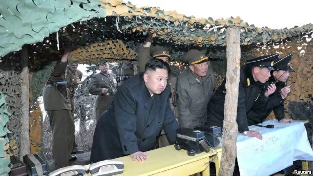 2013年3月25日朝鲜领导人金正恩观看朝鲜人民军军事演习