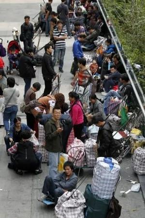 西班牙侨胞欲携带39包奶粉回国遭机场没收(组图)