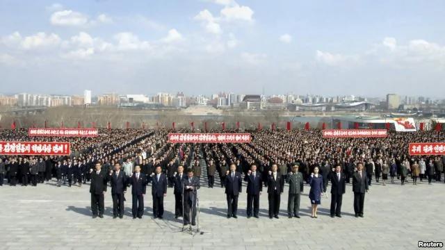朝鲜人民2013年4月10日在平壤万寿山的已故领导人金日成和金正日的雕像前参与宣誓。