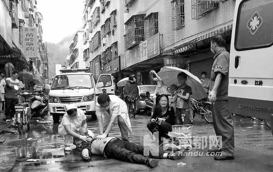 广东惠州一男子被当街刺死其妻子和两幼童亲睹(图)