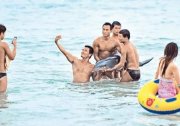 港媒：缺德中共国人玩死海豚(图) 