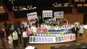 民进党立法委员抗议两岸服务业贸易协议是出卖台湾