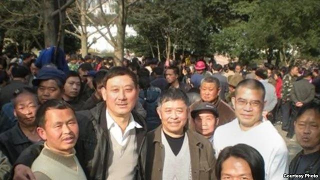 贵州人权人士在人民广场。左起：田祖湘、廖双元、糜崇标、陈西、雍志明、小王)（资料照片，来自网络）