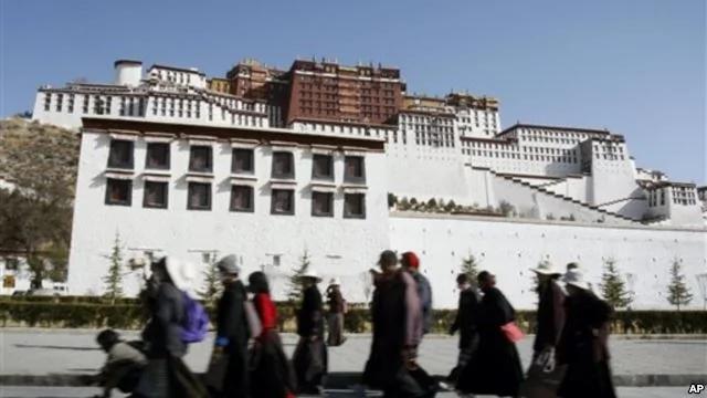 西藏民众走过拉萨布达拉宫前的广场（资料照片）
