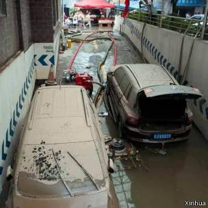 四川遂宁城区一个小区的被淹车辆（02/07/2013）