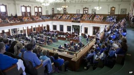 美国得州奥斯汀州参议院的旁听席在审议禁止堕胎法期间座无虚席（12/7/2013）