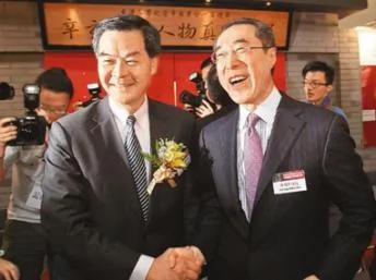 香港前政务司司长唐英年(左)与前行政会议召集人梁振英。