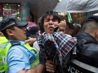 香港亲民主示威者与警察发生冲突要求普选2013年7月1日。