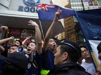 香港亲民主派7.1游行要求普选和特区行政长官梁振英下台2013年7月1日。