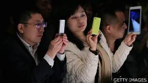 北京时装展上观众使用智能手机拍照（26/3/2013）