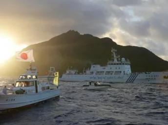 中国海监船海监51号（中）和日本海上保安厅船只在有争议的钓鱼岛（尖阁列岛）附近2013年7月1日