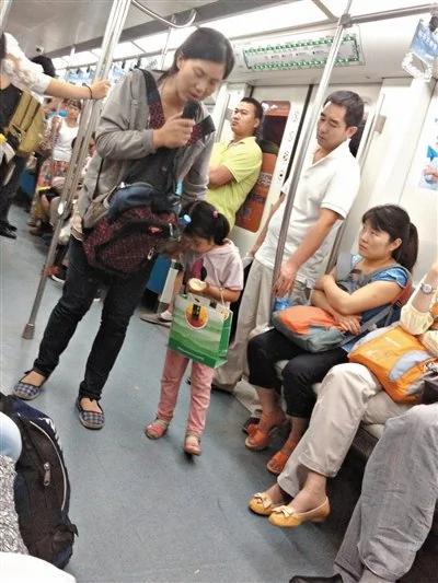 北京地铁乞讨江湖：租小孩划地盘月入七八千元(组图)