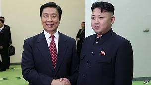 李源潮（左）与金正恩在平壤百花园迎宾馆握手（25/7/2013）