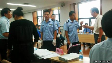 西岗区法院内法警在庭内与律师们交涉（陈建刚律师提供图片2/8/2013）