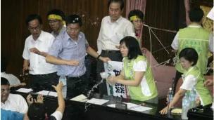 核四公投案台湾立法院爆冲突