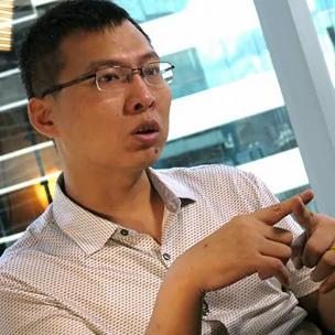 山西公民记者李建军在香港接受采访（BBC中文网图片4/8/2013）