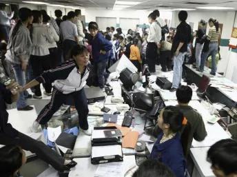 广东一玩具厂被裁员的数百万失业工人冲进工厂摧毁生产设备