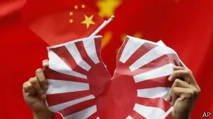 中国反日示威者撕毁纸制日本海军旗